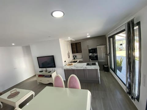 TV and multimedia, Kitchen or kitchenette, Dining area, minibar, pet friendly, stove