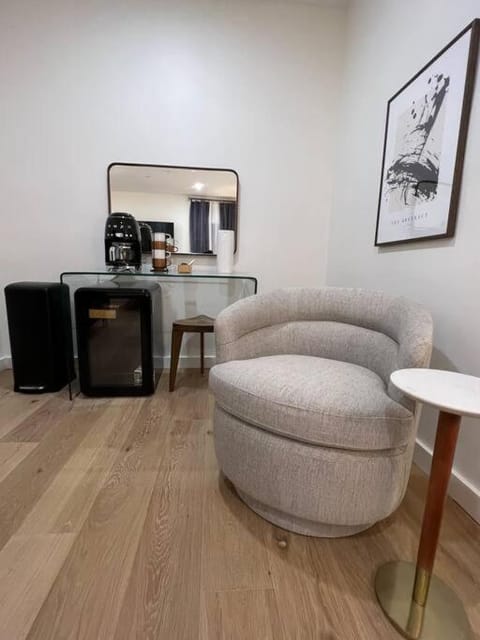Stylish DTWN Hotel, Steps to Restaurants, King Bed, Room # 205 Wohnung in Bangor
