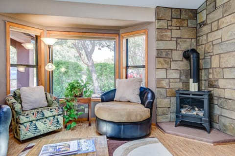 Sedona Casa Essex with views, outside dining & local art collection in home and charging station! House in Sedona
