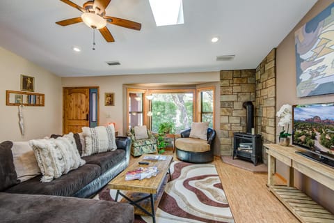 Sedona Casa Essex with views, outside dining & local art collection in home and charging station! House in Sedona