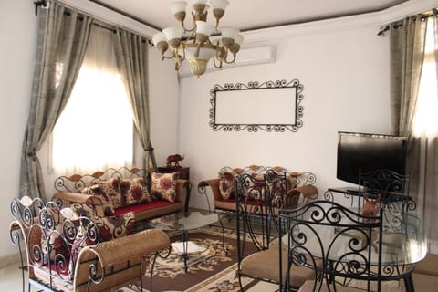 Communal lounge/ TV room, TV and multimedia, Living room, Seating area, air conditioner