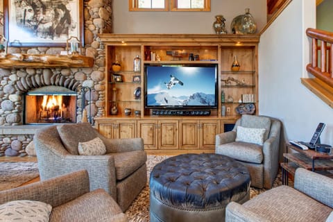 Deer Valley Ultimate Mansion with Luxury Amenities, Recreation, Hot Tub, Gourmet Kitchen! House in Park City