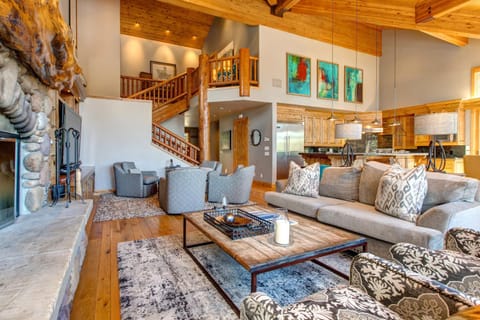 Deer Valley Ultimate Mansion with Luxury Amenities, Recreation, Hot Tub, Gourmet Kitchen! House in Park City