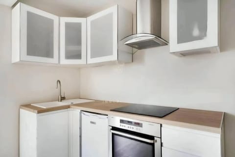 Kitchen or kitchenette, minibar, oven, stove