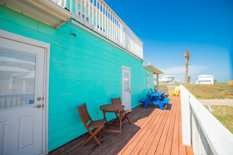 Turquoise Treasure - Boardwalk to the Beach! Beach Gear Credit I Casa in Port Aransas