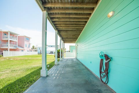 Turquoise Treasure - Boardwalk to the Beach! Beach Gear Credit I House in Port Aransas