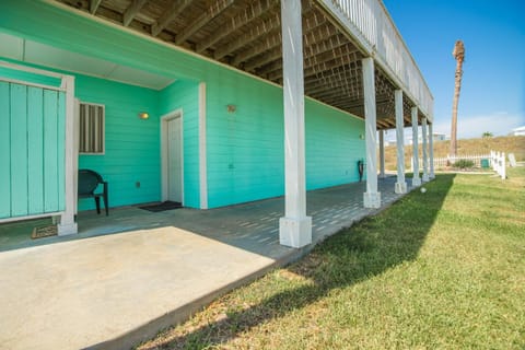 Turquoise Treasure - Boardwalk to the Beach! Beach Gear Credit I Casa in Port Aransas