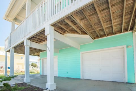 Turquoise Treasure - Boardwalk to the Beach! Beach Gear Credit I Casa in Port Aransas