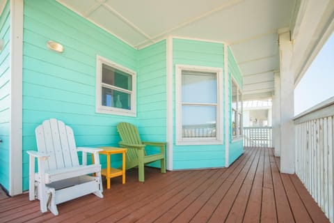 Turquoise Treasure - Boardwalk to the Beach! Beach Gear Credit I House in Port Aransas