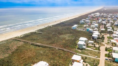 Turquoise Treasure - Boardwalk to the Beach! Beach Gear Credit I Casa in Port Aransas