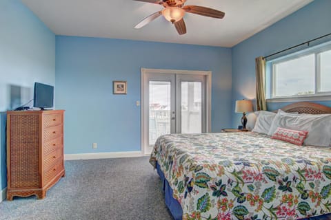 Casa Las Palmas - Pet Friendly! Boardwalk to the Beach! House in Port Aransas