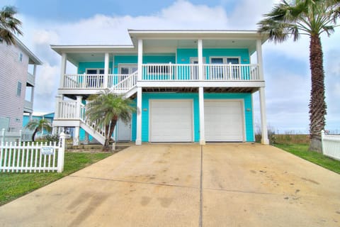 Casa Las Palmas - Pet Friendly! Boardwalk to the Beach! House in Port Aransas