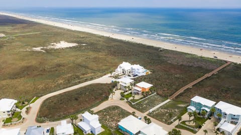 Casa Las Palmas - Pet Friendly! Boardwalk to the Beach! House in Port Aransas