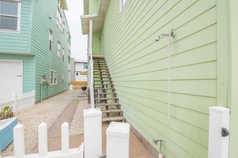 BeachView 54- Pet Friendly! Rooftop Deck with Ocean Views! House in Port Aransas