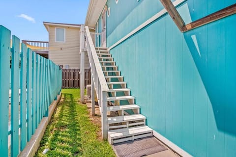 Blue Horizon - Pet Friendly! PRIVATE POOL! House in Port Aransas