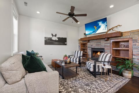 Great Location & Luxury Amenities-Hot Tub, Skiing, Recreation! Park City Jordanelle 1076 House in Wasatch County