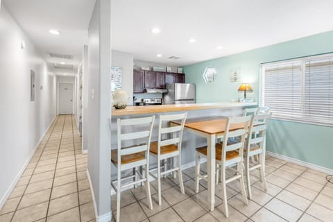 The Sandbar - Pet Friendly! Overlooking Community Pool! House in Port Aransas