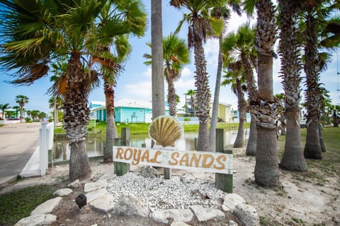 Villa Laguna - Pet Friendly! Beach Gear Credit Included! House in Port Aransas