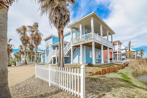 Villa Laguna - Pet Friendly! Beach Gear Credit Included! House in Port Aransas