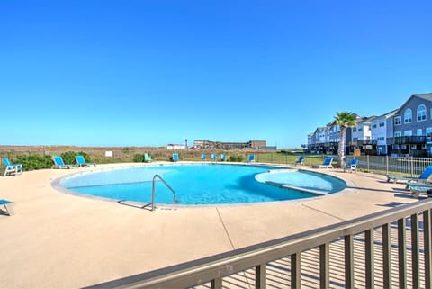 Facade/entrance, Day, Seating area, Swimming pool, sunbed