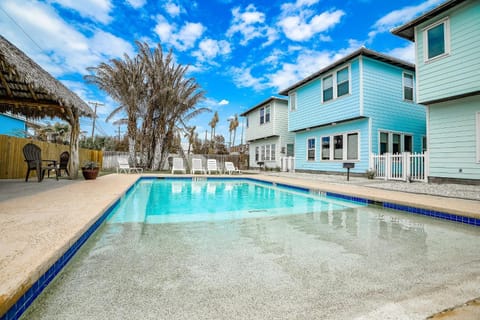 Property building, Day, Pool view, Swimming pool, sunbed