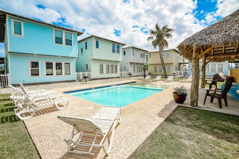 Property building, Patio, Day, Pool view, Swimming pool, sunbed