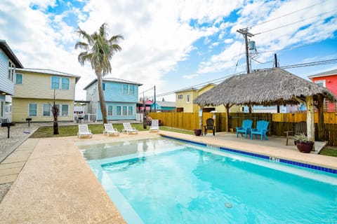 Property building, Patio, Day, Pool view, Swimming pool, sunbed