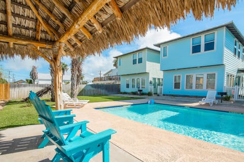 Property building, Patio, Day, Garden, Pool view, sunbed