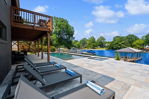 Elysian Shores w/Heated Pool & Optional Boat Rental Casa in Mooresville