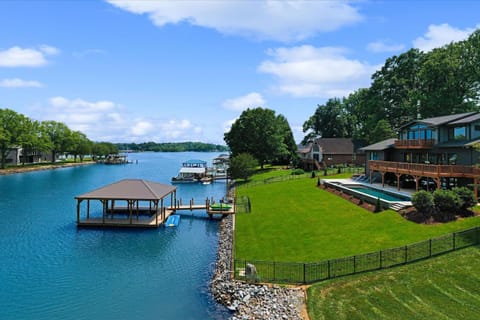 Elysian Shores w/Heated Pool & Optional Boat Rental Casa in Mooresville