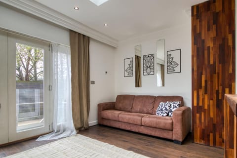 4 Bedroom House in Chiswick- Elegance & Serenity Apartment in London Borough of Ealing