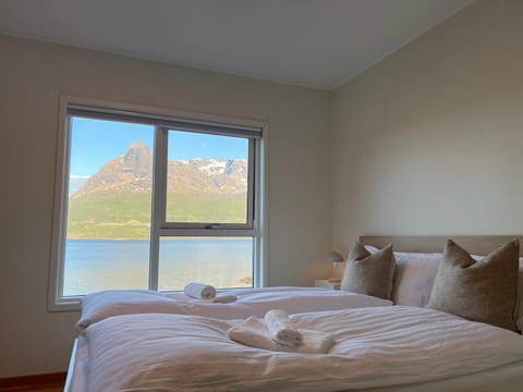 Bed, Bedroom, Mountain view, towels