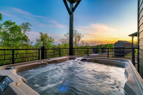 Halle Beary by AvantStay Indoor Pool Hot Tub Sunset Views Casa in Sevierville