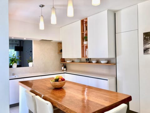 Kitchen or kitchenette, Dining area, stove