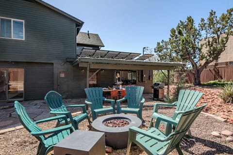 Newly Remodeled, Private Hot Tub, Spacious Backyard- Sleeps 10, Close to Dining and Shopping! House in Sedona