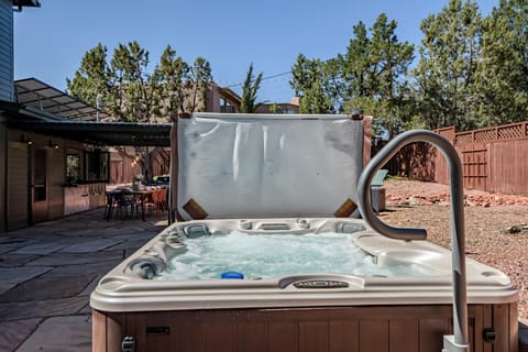 Newly Remodeled, Private Hot Tub, Spacious Backyard- Sleeps 10, Close to Dining and Shopping! House in Sedona