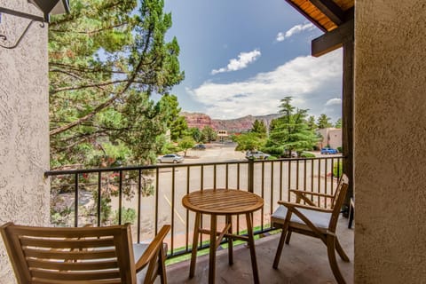 Sedona Casa Oak Creek community clubhouse, pool, hot tub, tennis & balcony with views! House in Village of Oak Creek