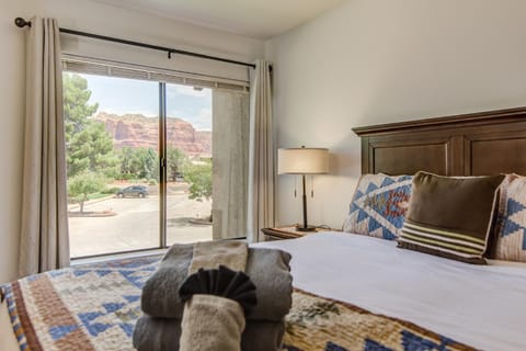 Sedona Casa Oak Creek community clubhouse, pool, hot tub, tennis & balcony with views! House in Village of Oak Creek