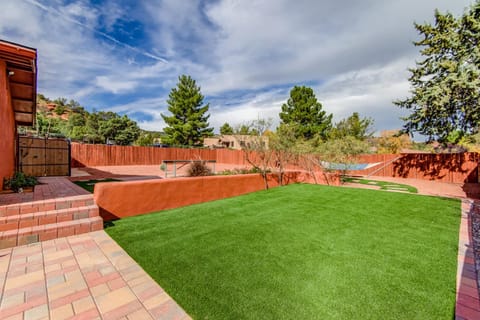 Sedona Casa Roja Red Rock Views From The Hot Tub, Deck, Hammock & Relax in the large yard! House in Village of Oak Creek
