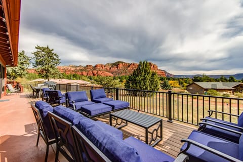 Sedona Casa Roja Red Rock Views From The Hot Tub, Deck, Hammock & Relax in the large yard! House in Village of Oak Creek
