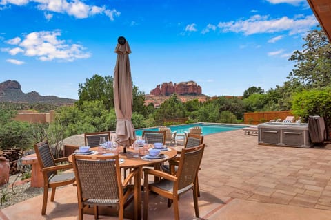 Sedona Cathedral Oasis Red Rock Views Inside & Out, Salt Water Pool and Hot Tub House in Sedona