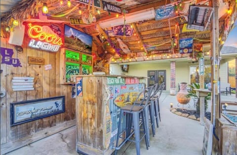 TX Paradise Pool Water Slide HotTub and TIKI Bar House in Alvin