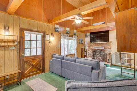 Cozy Crestline Cabin with Mountain-View Balcony! House in Crestline