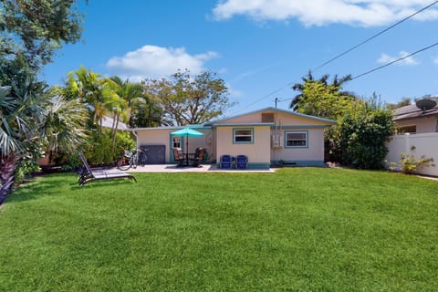 Sunset Serenity Cottage House in Naples Park