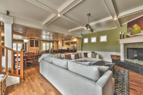 Park Avenue Mansion boasts Modern Mountain Luxury, Gourmet Kitchen, Patio, Hot Tub! House in Park City