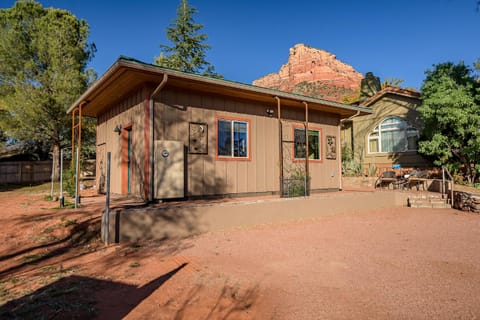 Sedona Meadowlark Studio Charming Southwest Outdoor Dining, Views From The Porch! Apartment in Sedona