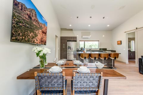 Kitchen or kitchenette, Dining area