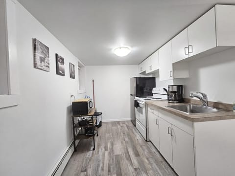 Affordable Double Bed Parking Downtown A plus WiFi Condo in Moose Jaw