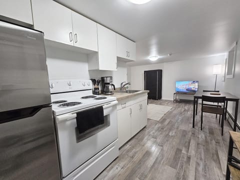 Affordable Double Bed Parking Downtown A plus WiFi Condo in Moose Jaw