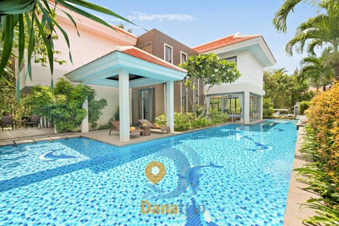 Property building, Day, Pool view, Swimming pool, sunbed